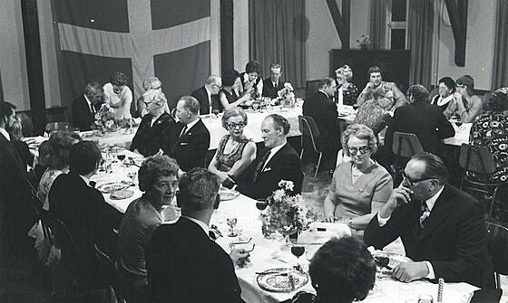 layout image (to proper size of the container)