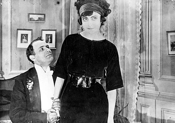 layout image (to proper size of the container)