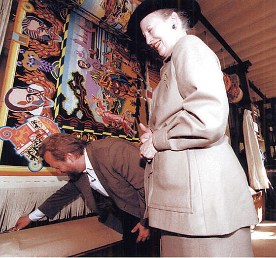 layout image (to proper size of the container)