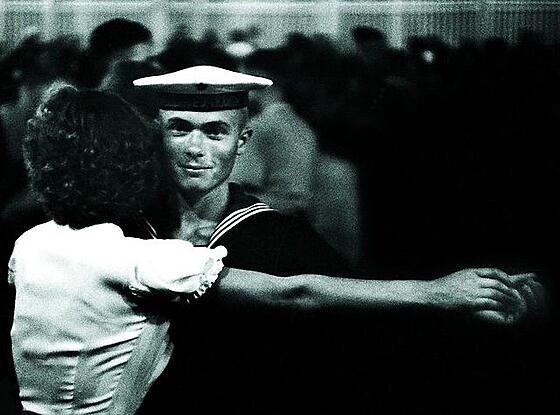 layout image (to proper size of the container)