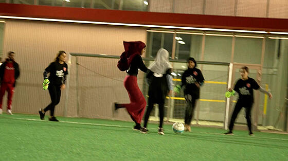 layout image (to proper size of the container)