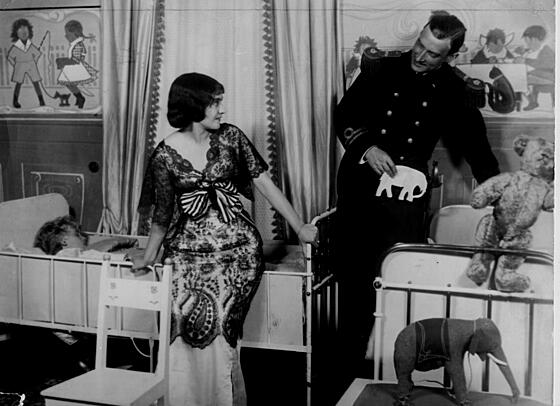 layout image (to proper size of the container)