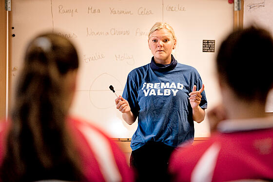 layout image (to proper size of the container)