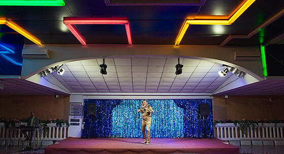 layout image (to proper size of the container)