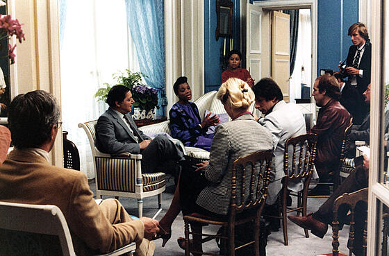 layout image (to proper size of the container)