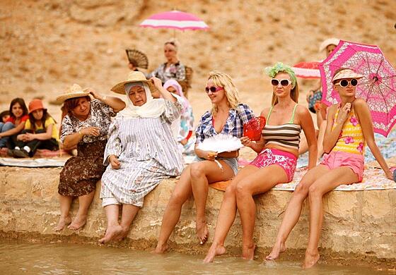 layout image (to proper size of the container)