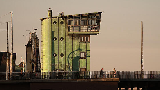 layout image (to proper size of the container)