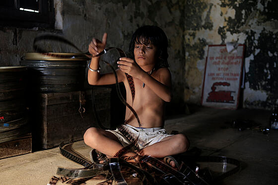 layout image (to proper size of the container)