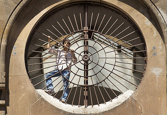 layout image (to proper size of the container)