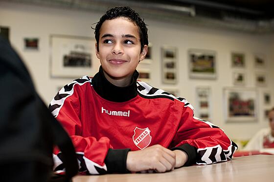 layout image (to proper size of the container)