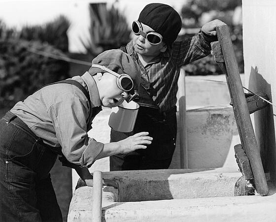 layout image (to proper size of the container)