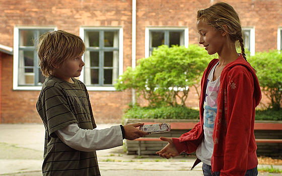 layout image (to proper size of the container)