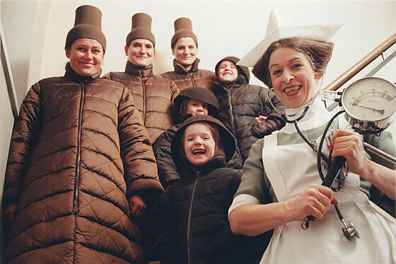 layout image (to proper size of the container)