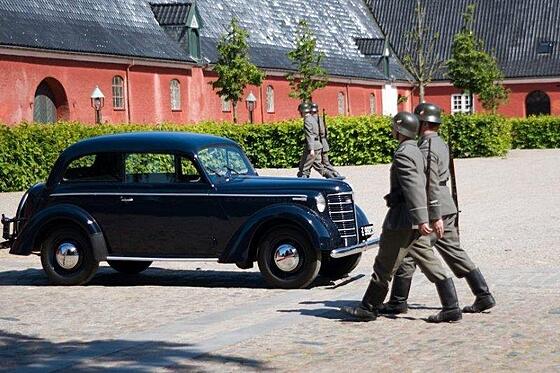 layout image (to proper size of the container)