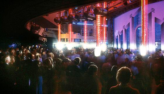 layout image (to proper size of the container)