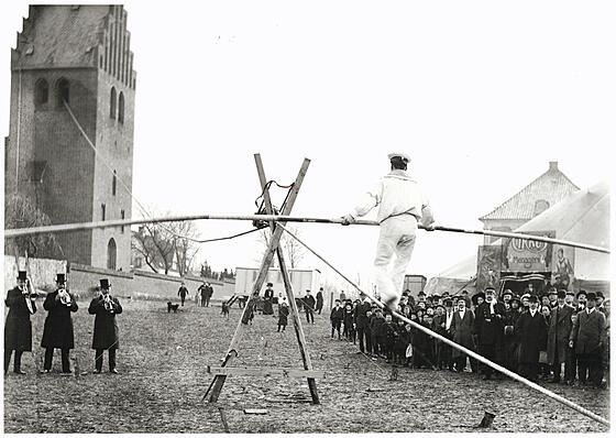 layout image (to proper size of the container)