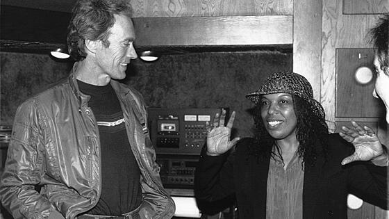 layout image (to proper size of the container)