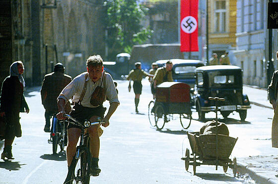 layout image (to proper size of the container)