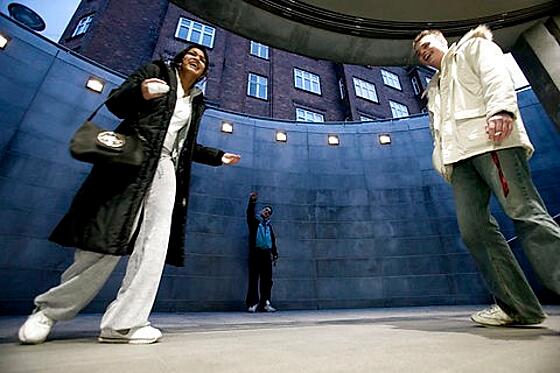 layout image (to proper size of the container)