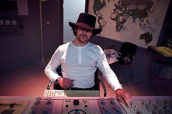 layout image (to proper size of the container)