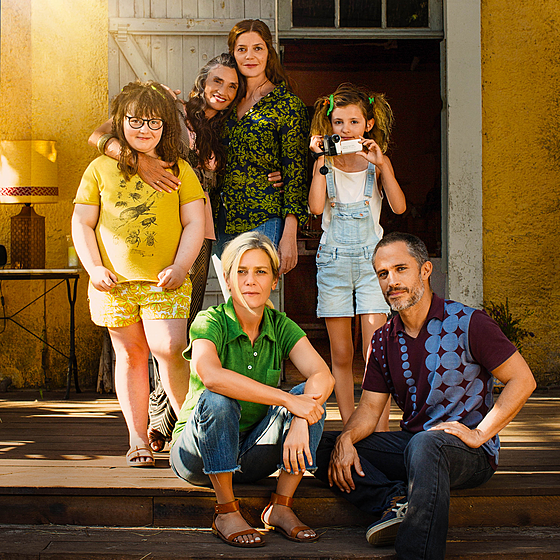 layout image (to proper size of the container)