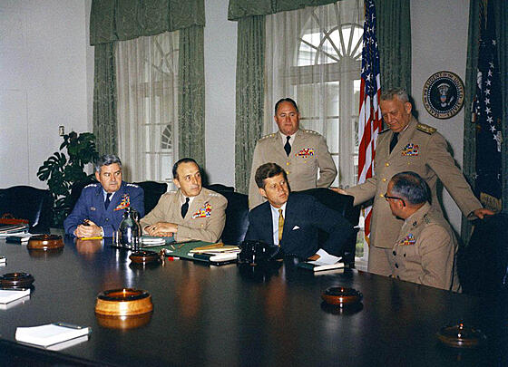 layout image (to proper size of the container)