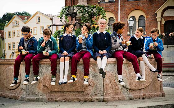 layout image (to proper size of the container)