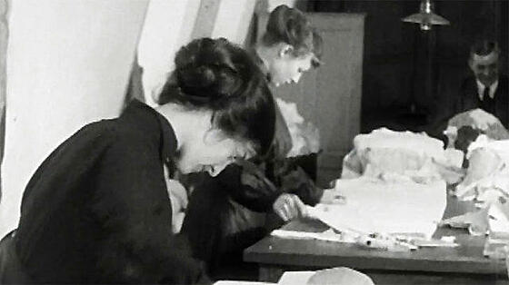 layout image (to proper size of the container)