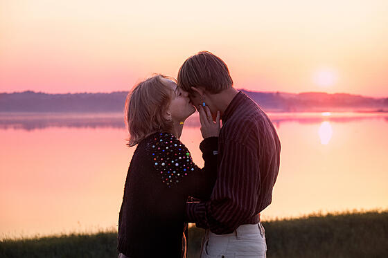 layout image (to proper size of the container)