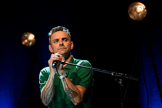 layout image (to proper size of the container)