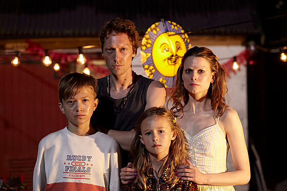 layout image (to proper size of the container)