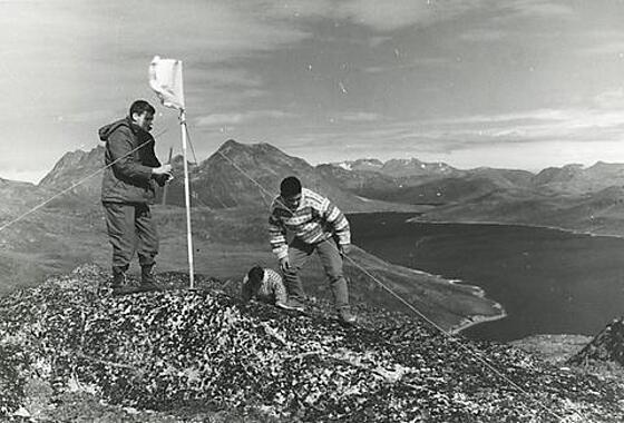 layout image (to proper size of the container)