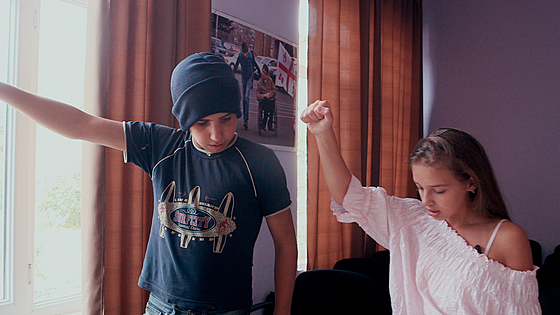 layout image (to proper size of the container)