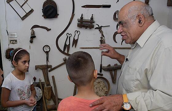 layout image (to proper size of the container)